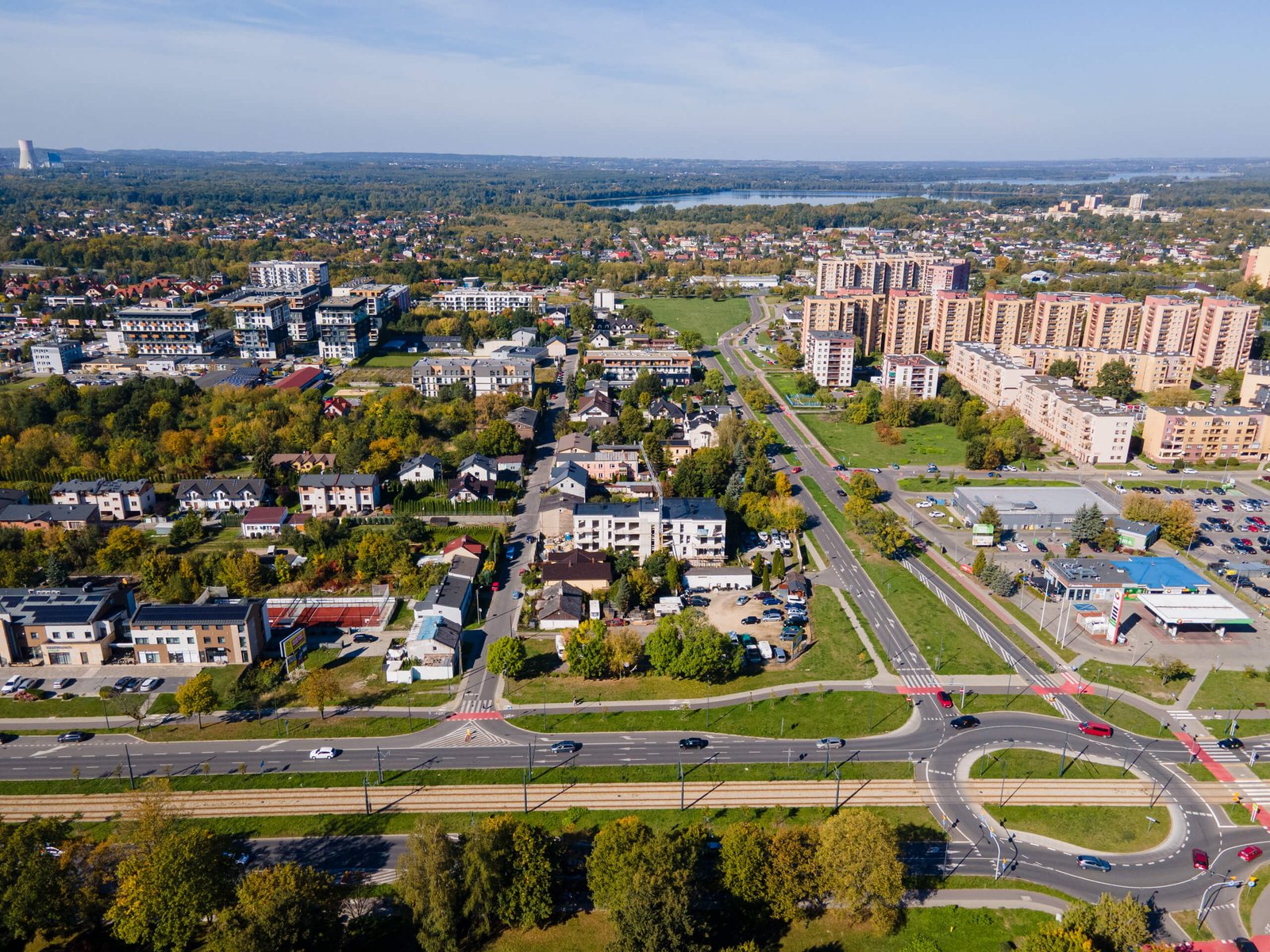 Budowa październik 2026 – panorama okolicy z Jeziorem Pogoria